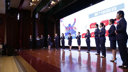 图为参赛选手参加“一站到底”比赛