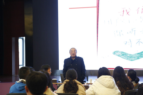 朱希峰教授为参训学员授课